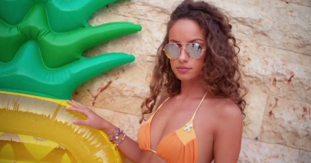 Young tanned woman with sunglasses and inflatable on summer vacations — Stock Video