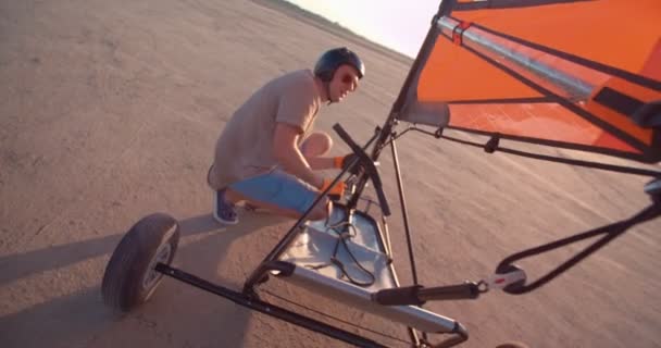 Atleta profissional de vela terrestre preparando blokart para corrida de praia — Vídeo de Stock