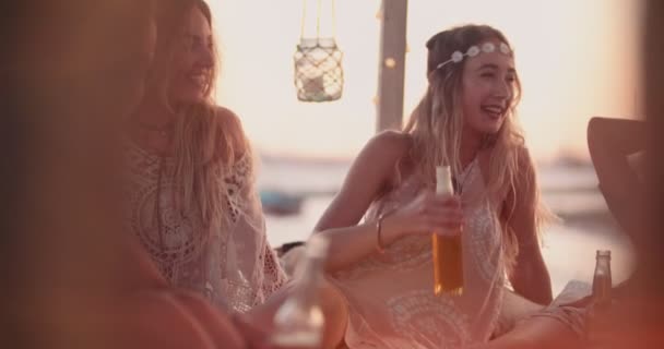 Jeunes amis multiethniques buvant de la bière à la fête de plage de l'île d'été — Video