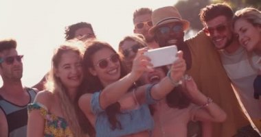 Genç, çok ırklı hipster arkadaşlar yaz tatilinde adada selfie çekiyorlar.