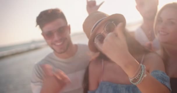 Jonge vrienden op zomervakantie hebben plezier aan het strand — Stockvideo