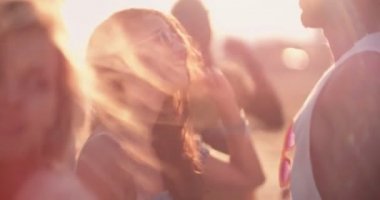 Genç çoklu etnik hipsterlar yaz plaj müzik festivalinde dans ediyorlar.
