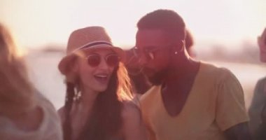 Yaz tatilinde plaj partisinde dans eden çok ırklı genç hippiler.