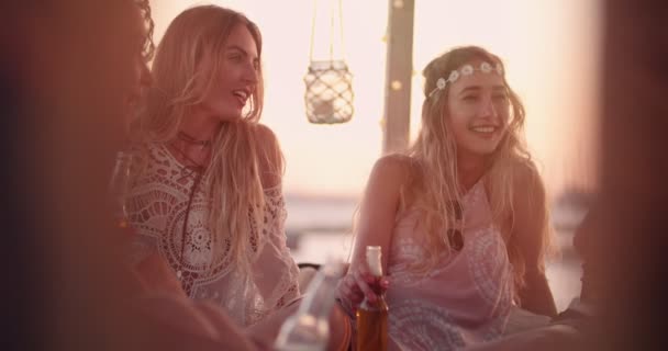Νεαροί φίλοι στο καλοκαιρινό beach bar του νησιού πίνουν μπύρα — Αρχείο Βίντεο