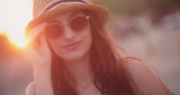 Joven mujer hipster con gafas de sol y sombrero en vacaciones de verano — Vídeo de stock