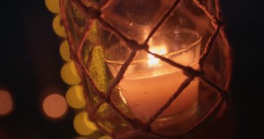 Mum yakın çekim, yaz gecesi parti dekorasyonunun bir parçası.