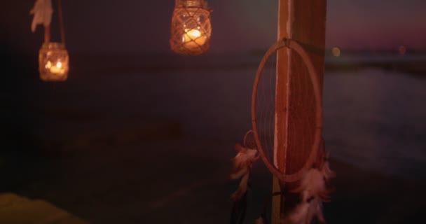 キャンドルや夢のキャッチャーと夏の島の屋外装飾 — ストック動画