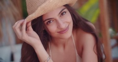 Şapkalı güzel esmer kadın tropik ada tatillerinde dinleniyor.