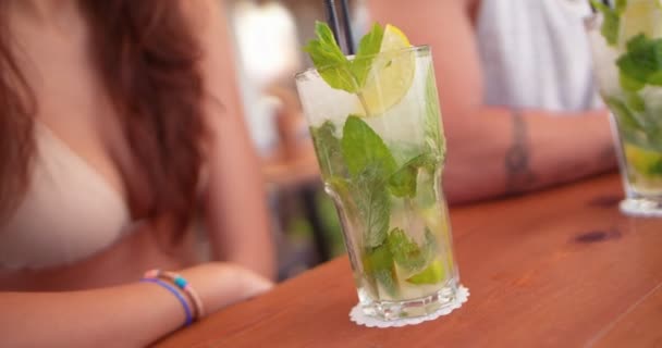 Крупный план коктейлей мохито, подаваемых на стойке в летнем баре — стоковое видео