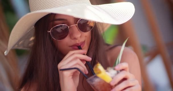 Hermosa joven con sombrero, gafas de sol y cóctel en verano — Vídeos de Stock