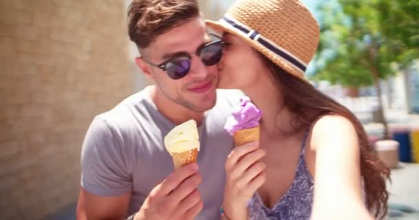 Молодая пара хипстеров делает селфи с мороженым на летних каникулах — стоковое видео