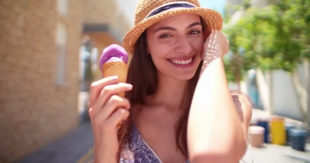 Linda morena turista feminina comer sorvete nas férias de verão — Vídeo de Stock