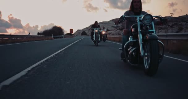Группа байкеров-повстанцев едет на мотоциклах по горной дороге — стоковое видео
