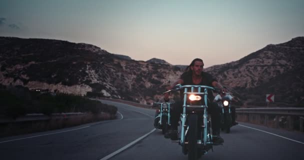 Young rebel men riding motorcycles on mountain road trip — Stock Video