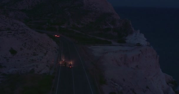 Vue aérienne des motocyclistes en moto la nuit — Video