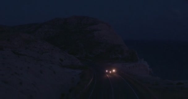 Vista desde arriba de motociclistas montando motos por la noche — Vídeo de stock