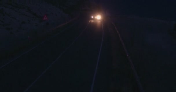 Vue par drone des motards circulant sur l'autoroute la nuit — Video