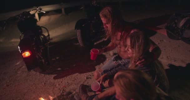 Jóvenes amigos rebeldes con motocicletas de fiesta con bebidas por la noche — Vídeos de Stock