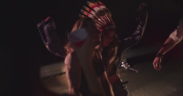 Jóvenes amigos motociclistas rebeldes de fiesta y bailando por la noche — Vídeo de stock