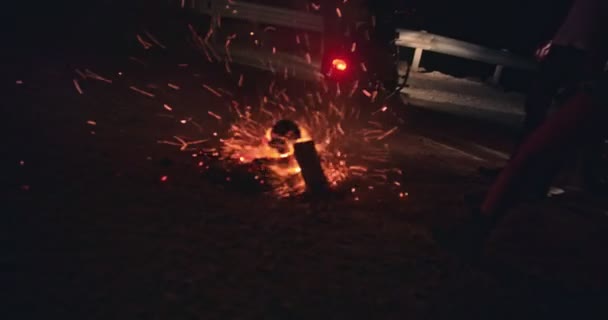 Jovem motociclista rebelde amigos de pé em torno de fogueira à noite — Vídeo de Stock