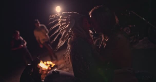 Joven pareja rebelde besándose en motocicleta por la noche — Vídeo de stock