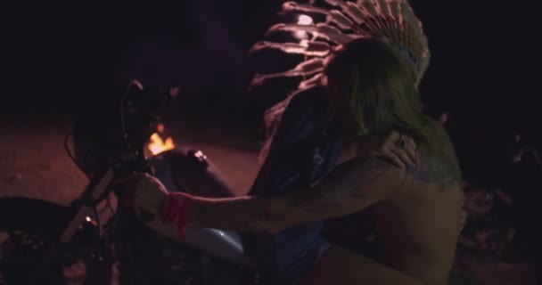 Mladý rebel muž s tetováním líbání žena na motorce — Stock video