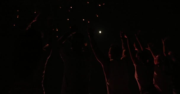 Jásající dav lidí slaví čtvrtý červenec ohňostrojem — Stock video