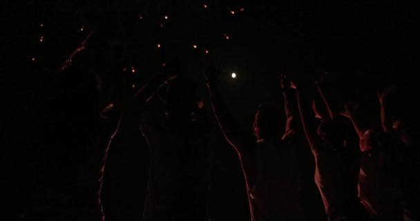 Animando a la multitud de personas que celebran el cuatro de julio con fuegos artificiales — Vídeo de stock