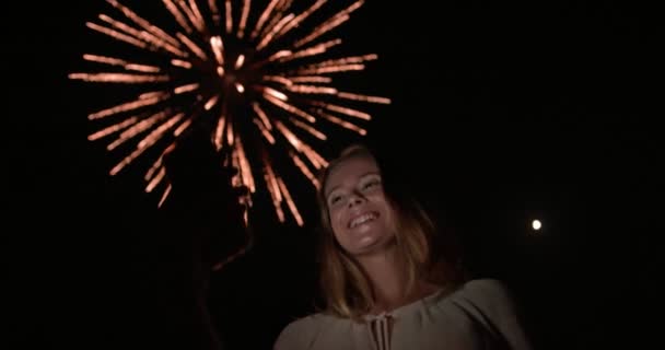 Mujer joven tomando selfies con exhibición de fuegos artificiales del 4 de julio — Vídeos de Stock