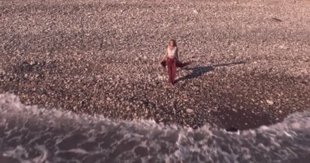 Вид с воздуха на девушку бохо, отдыхающую на пляже острова — стоковое видео