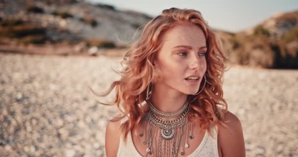 Joven hippie mujer relajarse en la playa en verano — Vídeo de stock