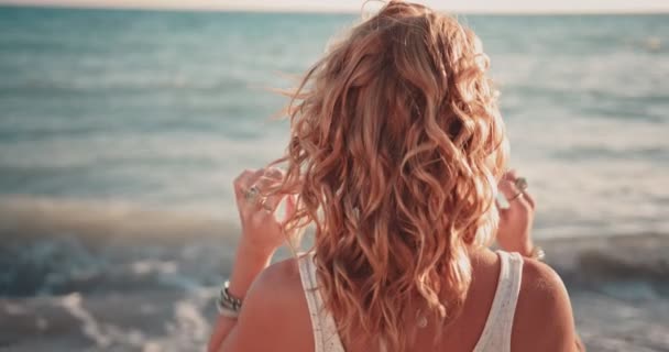 Boho mulher com tatuagem se divertindo na praia — Vídeo de Stock