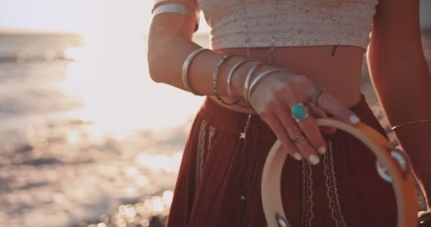 Jovem hippie mulher tocando o tamboril no festival de música de praia — Vídeo de Stock