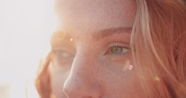 緑の目とそばかすを持つ赤毛の女性のクローズアップ — ストック動画