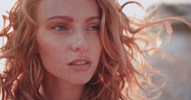 Close-up de mulher bonita com olhos verdes na praia — Vídeo de Stock