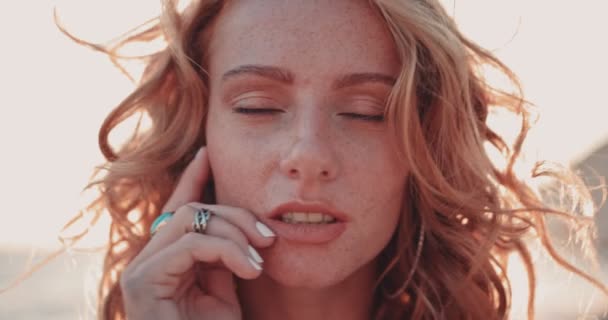 Close-up of young redhead bohemian woman with freckles in summer — Stock Video
