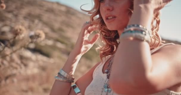 Gros plan de la jeune femme hippie portant des bijoux en argent dans la nature — Video