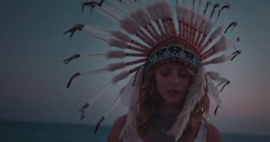 Plajda tüylü başlıklı genç hippi kadın.