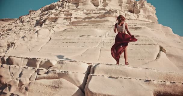 Joven hippie mujer de pie sobre roca blanca de montaña — Vídeos de Stock