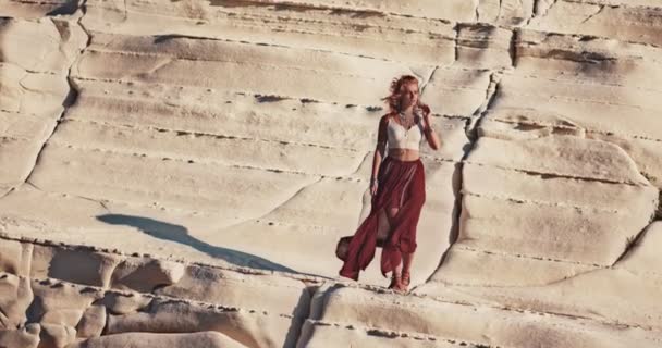 Jovem boho mulher de pé na praia branca rock no verão — Vídeo de Stock