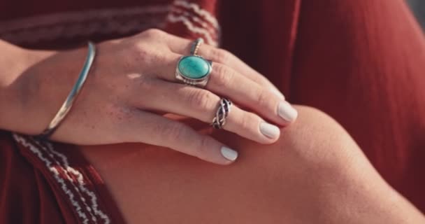 Hippie γυναίκα με ασημένια δαχτυλίδια και βραχιόλια σε εξωτερικούς χώρους — Αρχείο Βίντεο