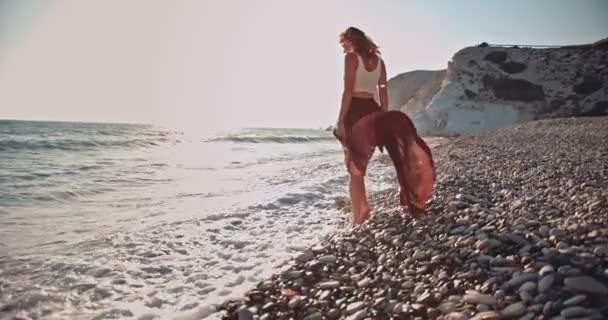 Giovane rossa boho donna rilassante in spiaggia in estate — Video Stock