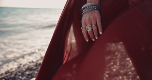 Close-up van hippie vrouwen hand met zilveren sieraden op het strand — Stockvideo