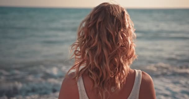 Joven pelirroja hippie mujer día soñando y sonriendo en la playa — Vídeo de stock