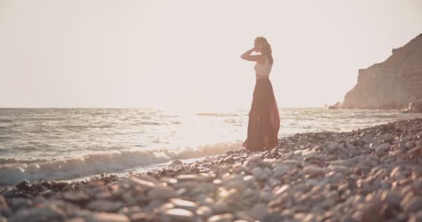 Молода хіпі жінка розслабляється на острові пляж на заході сонця — стокове відео