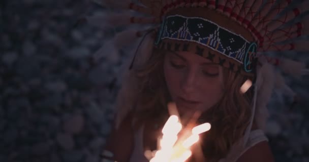 Jeune femme hippie avec étincelles et coiffure en plumes à la plage — Video