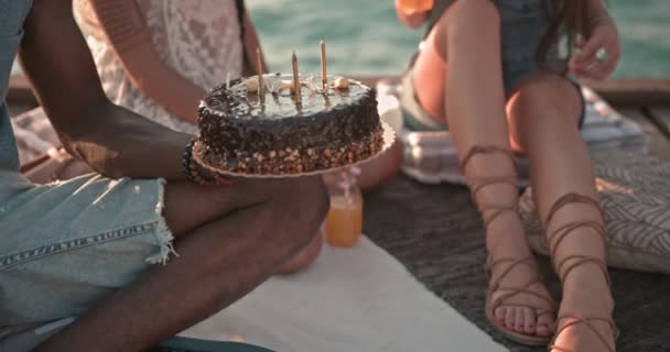 多民族の友人を持っている誕生日パーティーケーキと上の桟橋 — ストック動画
