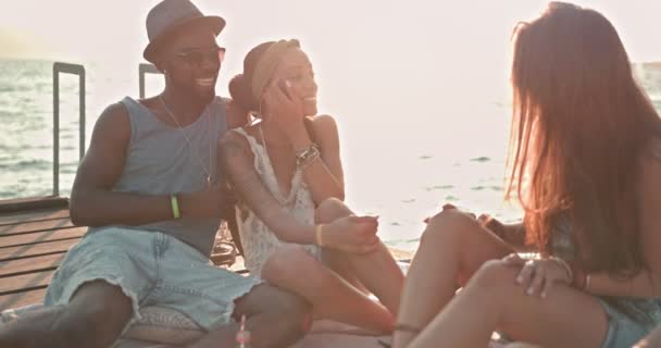 Jovens amigos e casais hipster multi-étnicos relaxando no molhe — Vídeo de Stock