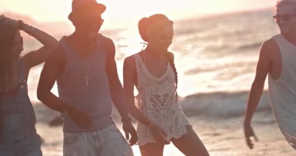 Jóvenes amigos multiétnicos divirtiéndose caminando por la playa — Vídeo de stock