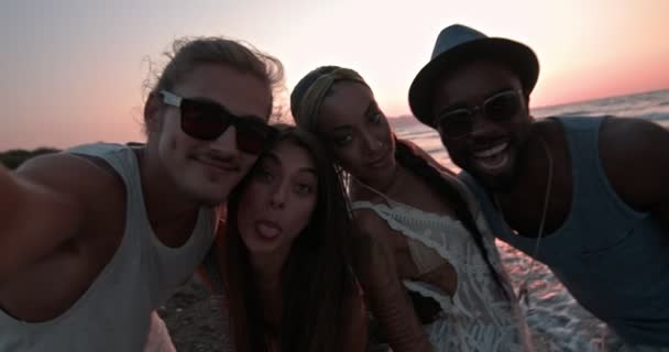 Multi-etnische vrienden hebben plezier nemen selfies op het strand bij zonsondergang — Stockvideo